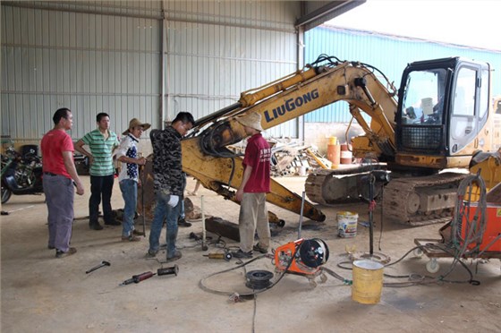 現(xiàn)場(chǎng)指導(dǎo)配件安裝