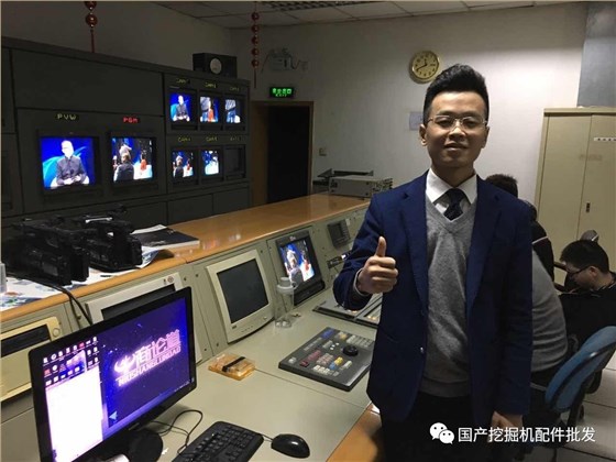 蔣金龍總經(jīng)理在演播廳后臺