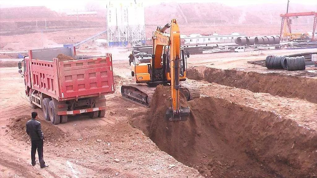 挖掘機(jī)發(fā)動(dòng)機(jī)3